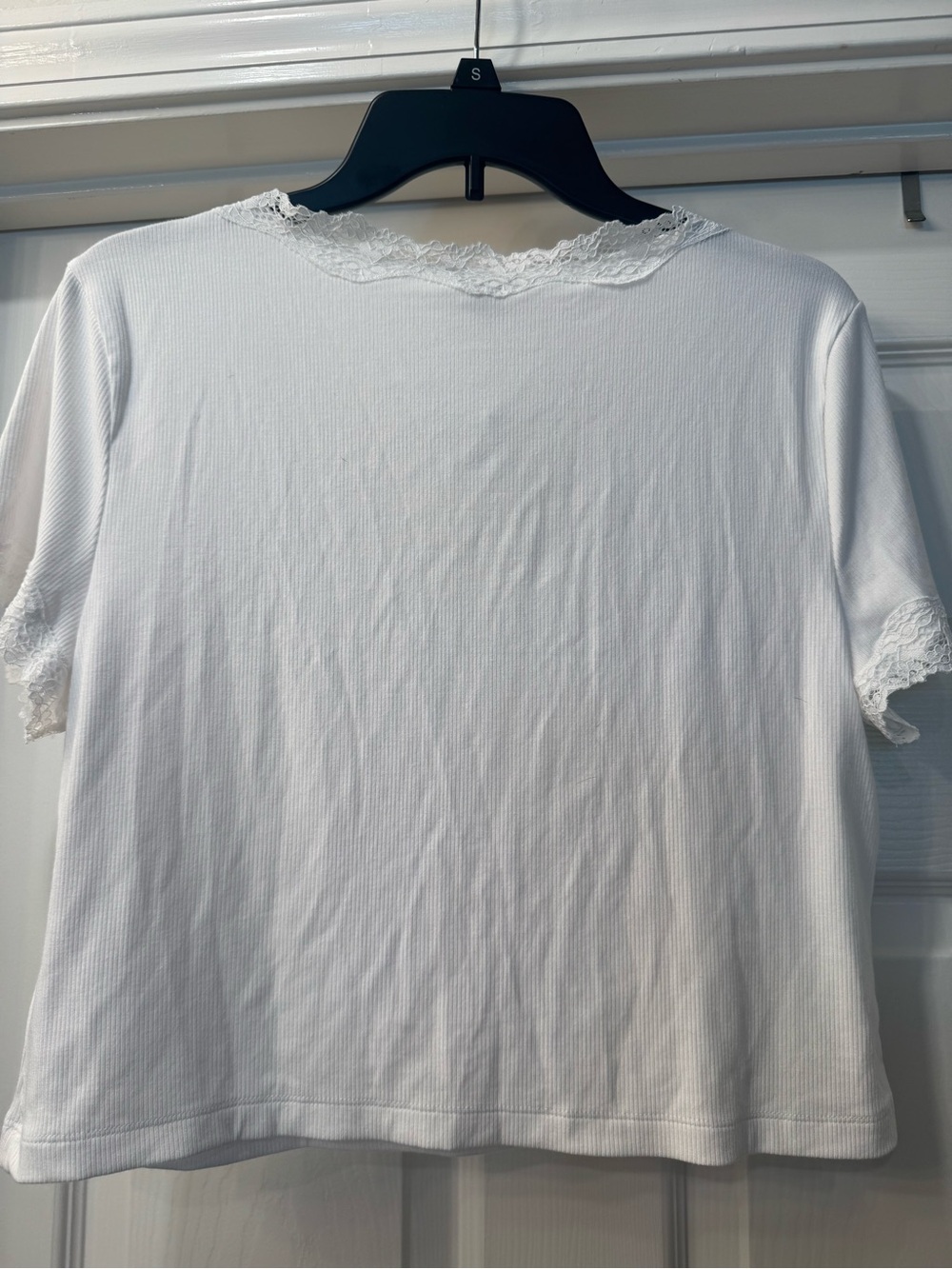 NWT Express White Lace-Trim V-Neck Short Sleeve Top - Picture 4 of 5